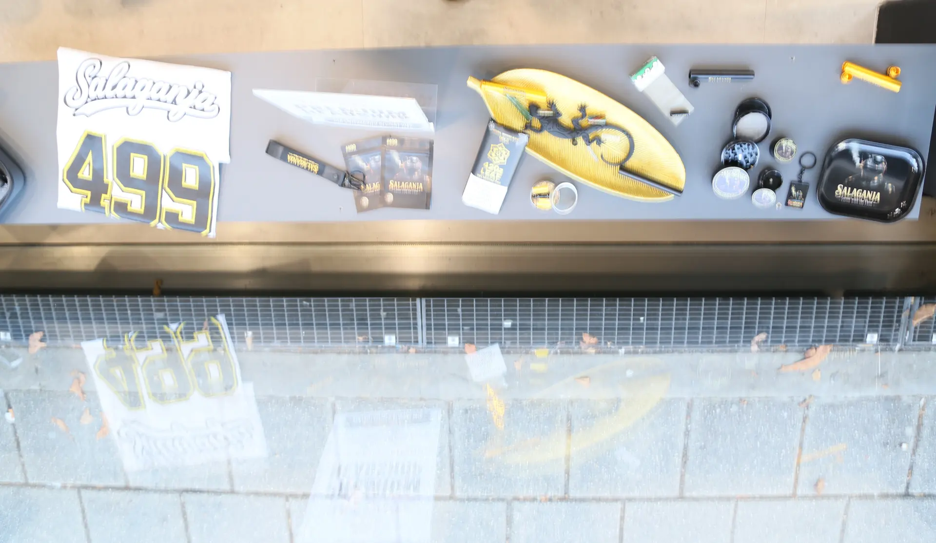 Draufsicht auf die Fensterbank mit einem goldenen Rolling Tray, einem schwarzen Tray und einem 499-Druck