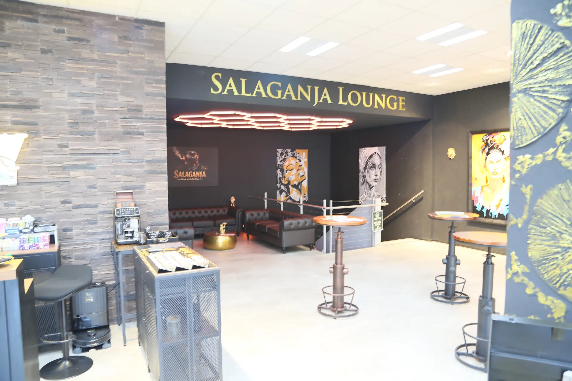 Blick zur Salaganja Lounge mit Stehtischen im hinteren Bereich des Ladens