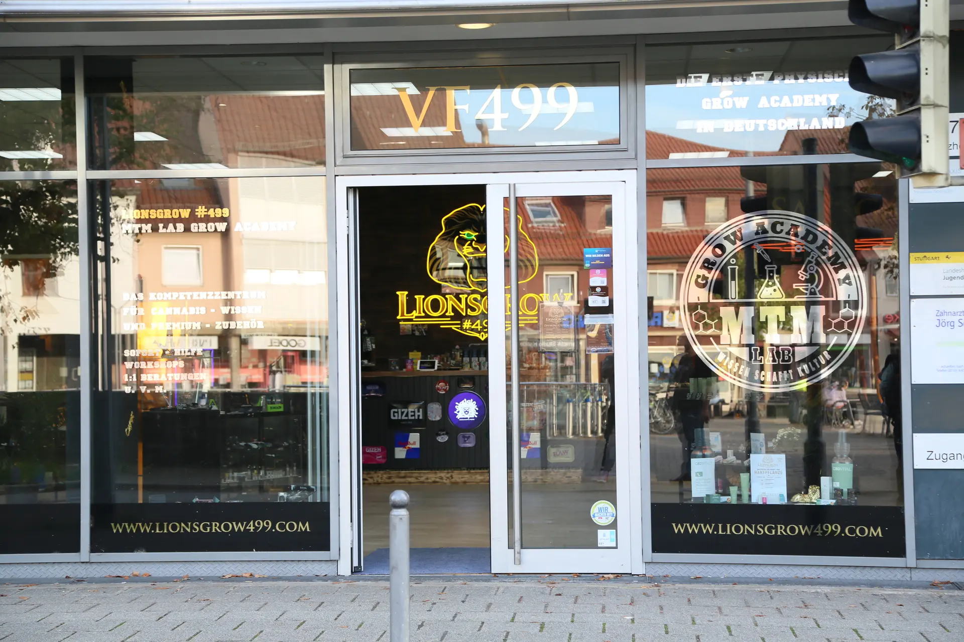 Schaufenster und Eingangstür von Lionsgrow499 von der Straße aus