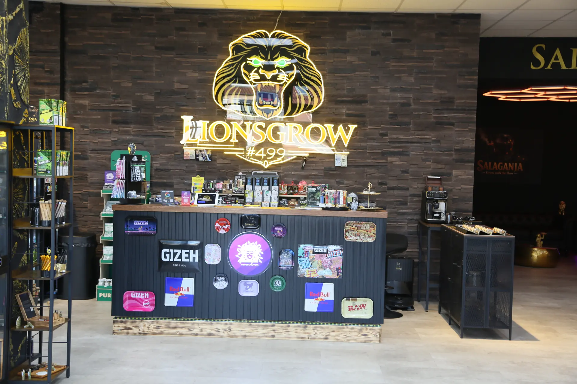 Der Tresen mit dem leuchtenden Lionsgrow-Logo an der Backsteinwand dahinter
